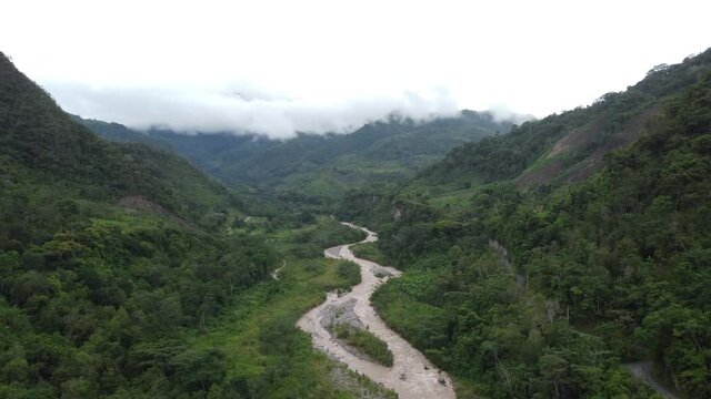 Rio en la selva peruana (Drone)
