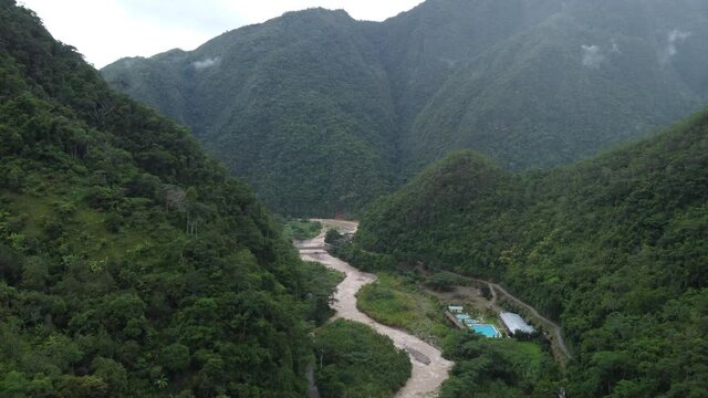 Rio en la selva peruana (Drone)