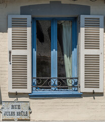 Fenêtre et plaque de rue à Saint-Valéry-sur-Somme, Somme, France