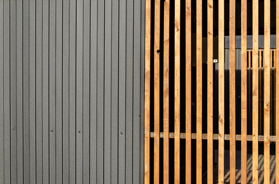 Kiosk pavilion made of vertical wooden slats.