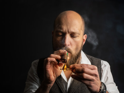 Zigarre am rauchen