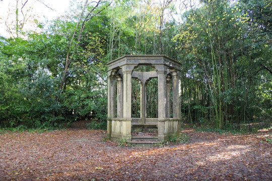 Coreto de pedra no parque do lago Marion em Biarritz, Fran&ccedil;a