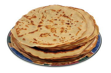 Crêpes empilées dans une assiette en gros plan sur fond blanc