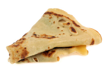 Crêpe pliée en triangle en gros plan sur fond blanc