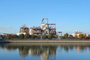 工場と運河