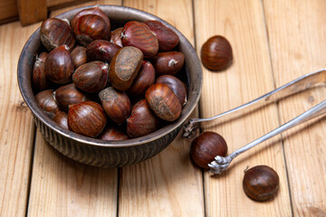 Castañas crudas en plato 