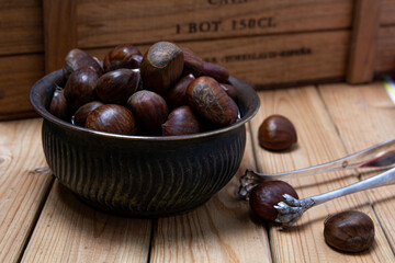 Castañas crudas en plato 