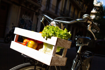 Bicicleta antigua con cesta de verduras y muy bonita (vintage) en la calle