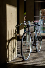 Fototapeta na wymiar Bicicleta antigua y muy bonita en la calle 