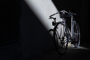 Fototapeta na wymiar Bicicleta antigua y muy bonita (vintage) en la calle