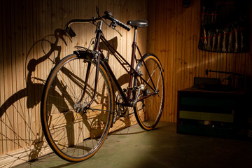 Plakat Bicicleta antigua y muy bonita (vintage) en un taller
