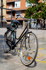 Fototapeta na wymiar Bicicleta antigua y muy bonita (vintage) en la calle 
