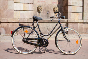 Fototapeta na wymiar Bicicleta antigua y muy bonita (vintage) en la calle 
