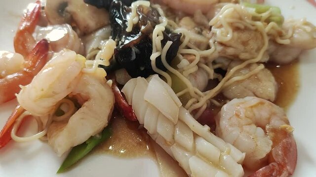 wok asiatique aux poisson et crevettes