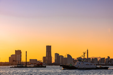夕日に染まるみなとみらいと横浜港