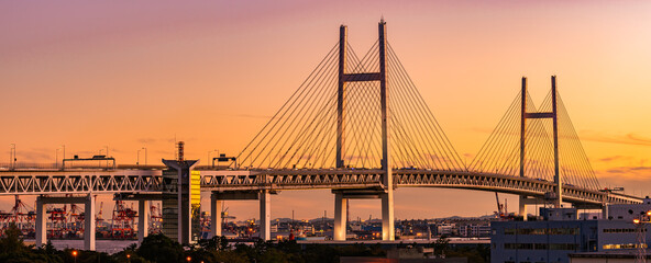 夕日に染まる横浜ベイブリッジのパノラマ