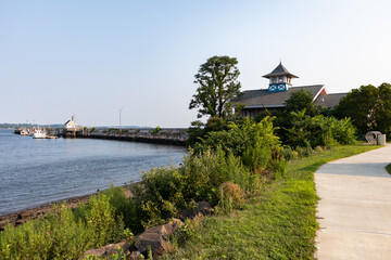 Green Waterfront along New Haven Harbor at Long Wharf Park in New Haven Connecticut - obrazy, fototapety, plakaty