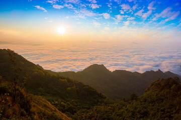 Fototapeta na wymiar Mountains and fog in the morning of thailand