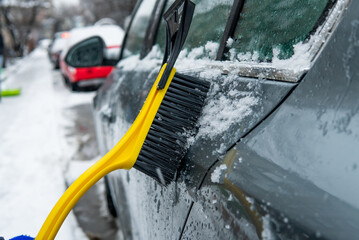 cleaning the car from snow