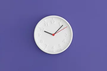Photo sur Plexiglas Pantone 2022 very peri White wall Clock on violet background.