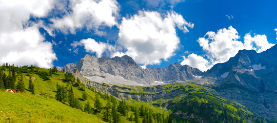Gebirge und Berge in den Dolomiten in Südtirol