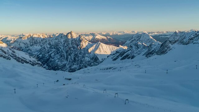 Die Zugspitze mit Skigebiet, Skilift ,Piste als Luftbildaufnahme Droneshot im Sunset 