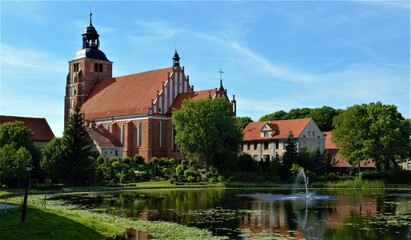 Fototapeta na wymiar Zamek nad wodą w Barczewie w Polsce 