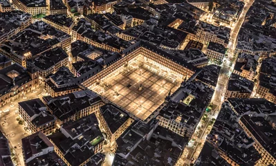 Tableaux ronds sur plexiglas Anti-reflet Madrid Night aerial views of Plaza Mayor and its confluence with Calle Mayor and Calle Atocha in the city of Madrid