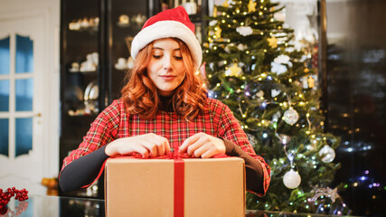 Obraz na płótnie Canvas Giovane ragazza prepara la scatola di Natale
