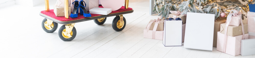 Naklejka premium Christmas toys on a fir-tree close up with interior background of a luxury hotel apartment