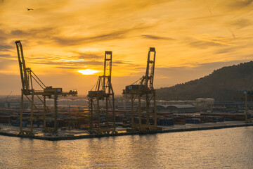 Fototapeta na wymiar Vue des grues des docks du port de Barcelone.