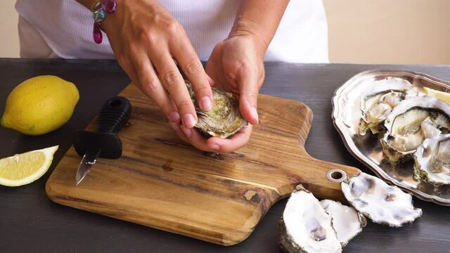 Squizing lemon on raw oysters