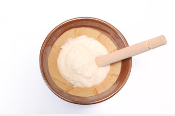 すり鉢に入ったすりおろした山芋