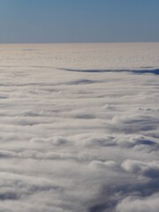 Fototapeta na wymiar Über den Wolken fliegen