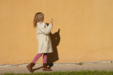 Obraz na płótnie Canvas woman on the street walking with mobile phone