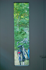 Fahrrad durch Fenster
