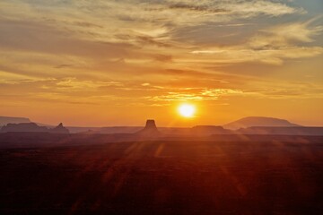 Obraz premium Sonnenaufgang über Landschaft