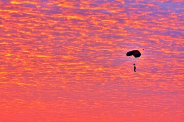 Fallschirm an blutrotem Himmel 