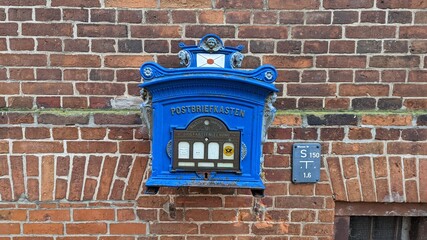 blauer historischer Briefkasten