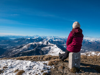 Obraz premium Admiring the landscape of the alps