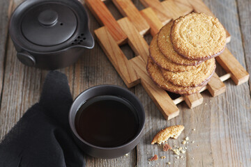 Oat cookies and tea