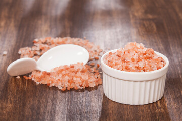 Fototapeta na wymiar pink himalayan salt in white ceramic bowl