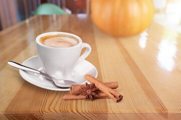 Obraz premium A cup of drink in a rustic wooden autumn atmosphere