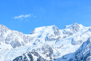 Fototapeta na wymiar Le Mont Blanc du Tacul dans le massif du Mont Blanc en France, en Auvergne-Rhône-Alpes, en Haute Savoie, vers Chamonix, en hiver lors d'une belle journée.