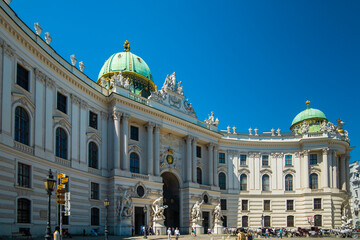 Obraz premium The Hofburg Palace in Vienna, ancient baroque imperial palace. Entrance of the Saint Michael wing in Michaelerplatz square.