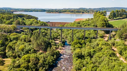 Fototapete Landwasserviadukt Mara RS. Luftaufnahme des Eisenbahnviadukts und des Capingui River Dam im Hintergrund