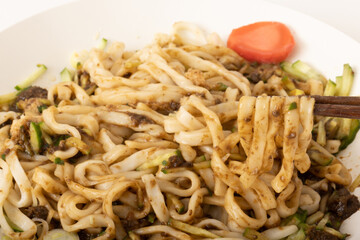盛岡じゃじゃ麺　2.自分好みで酢、ラー油、ニンニクなどを加えよく混ぜて食