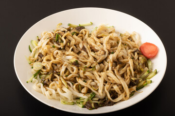 盛岡じゃじゃ麺　２.自分好みで酢、ラー油、ニンニクなどを加えよく混ぜて食す