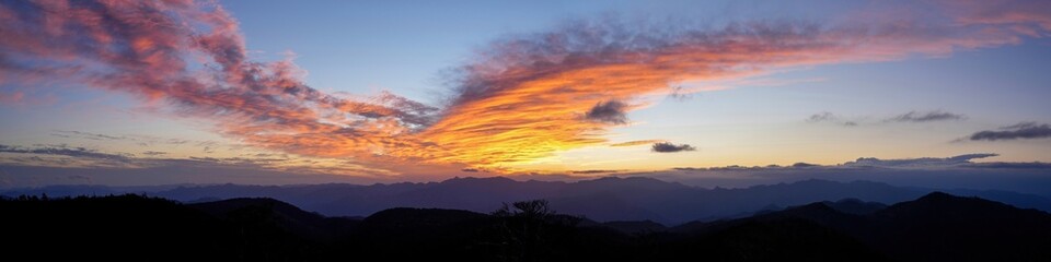 Fototapeta na wymiar 日出ヶ岳から見た鳥が羽を広げたような幻想的なパノラマ夕焼け情景＠大台ヶ原山、奈良