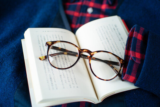 眼鏡をかけて読書をする